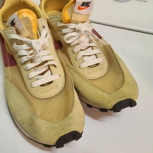 MENS PREOWNED NIKE DAYBREAK SIZE 13-GOLD AND MAROON